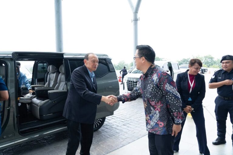 Tan Sri Dr Lim Wee Chai is welcomed on arrival for a courtesy visit to UCSI Hospital