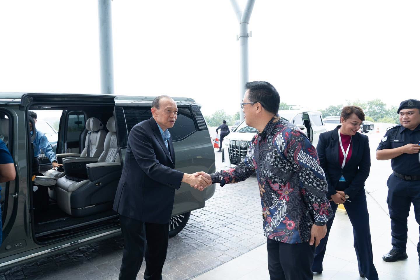 Tan Sri Dr Lim Wee Chai is welcomed on arrival for a courtesy visit to UCSI Hospital