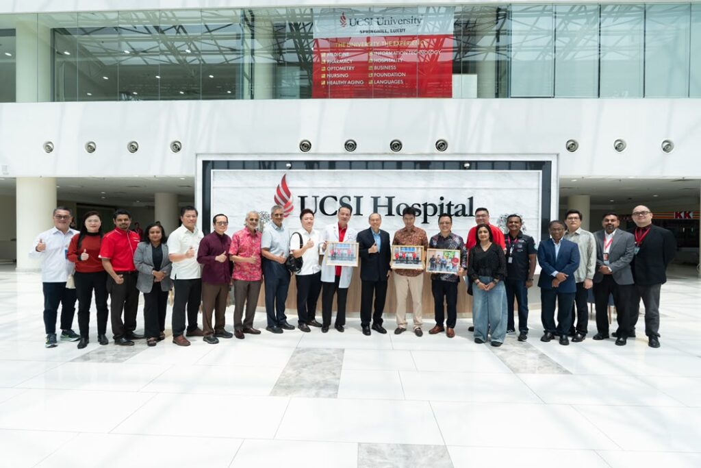 Group photograph at UCSI University Hospital during Tan Sri Dr Lim Wee Chai’s visit on 24 October 2026