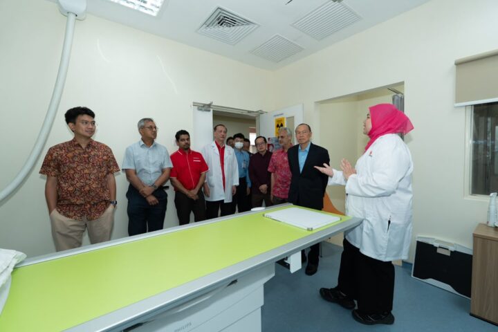 Learning about hospital facilities during Tan Sri Dr Lim Wee Chai’s visit on 24 October 2026