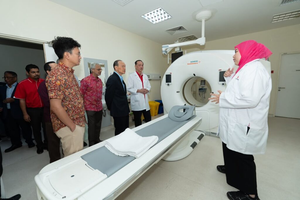 A briefing on medical imaging facilities during Tan Sri Dr Lim Wee Chai’s visit on 24 October 2026