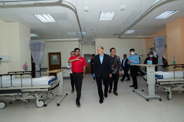 Touring the hospital ward facilities during Tan Sri Dr Lim Wee Chai’s visit on 24 October 2026