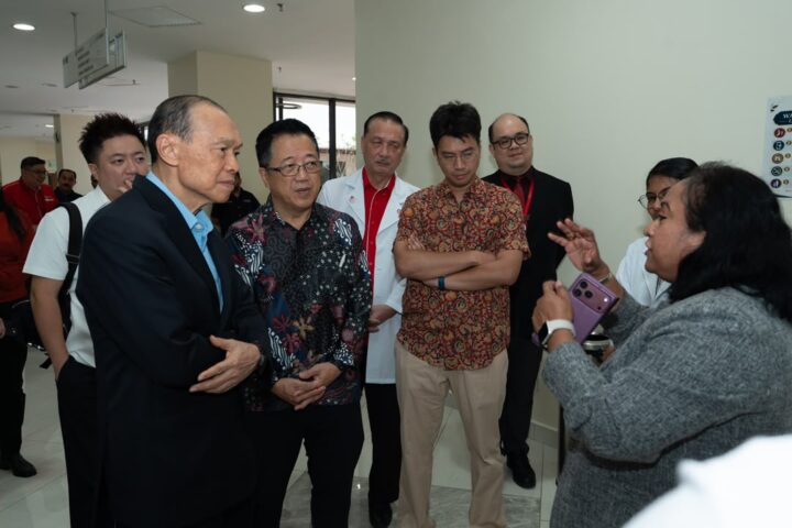 In conversation with the hospital team during Tan Sri Dr Lim Wee Chai’s visit on 24 October 2026