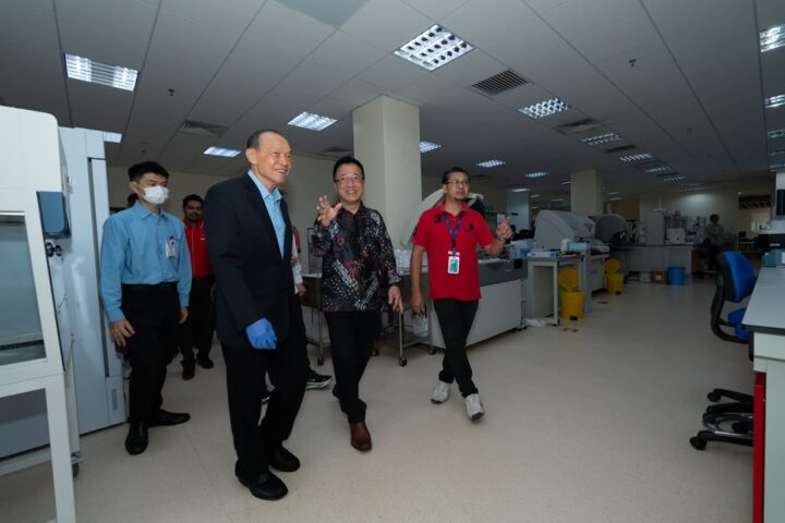 Continuing the hospital tour during Tan Sri Dr Lim Wee Chai’s visit on 24 October 2026