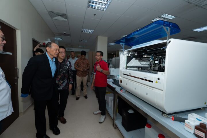 Viewing hospital equipment during Tan Sri Dr Lim Wee Chai’s visit on 24 October 2026