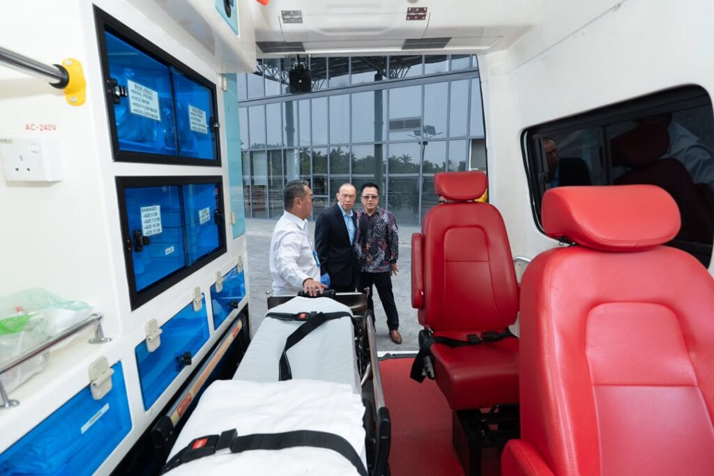 Viewing emergency transport facilities during Tan Sri Dr Lim Wee Chai’s visit on 24 October 2026