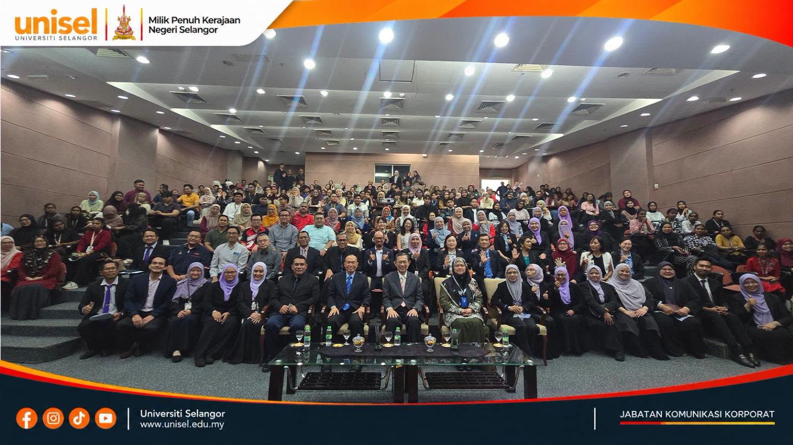 Tan Sri Dr Lim Wee Chai with UNISEL students and university representatives at the public lecture on 13 October 2026